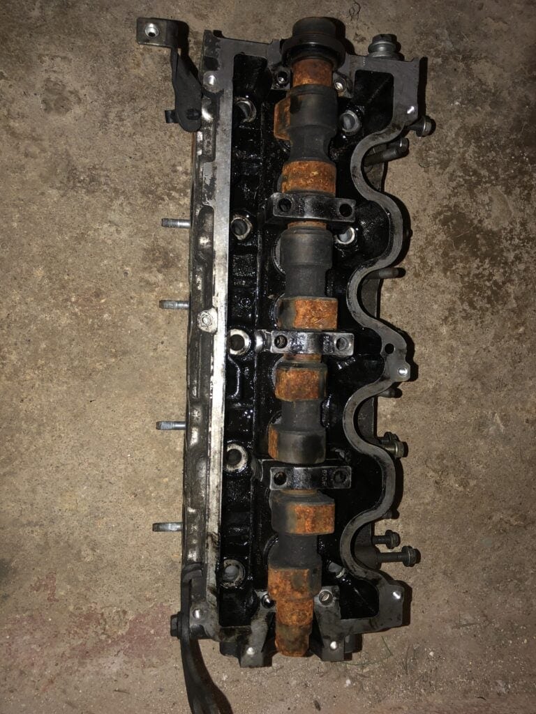 głowica silnika z wałkiem rozrządu
