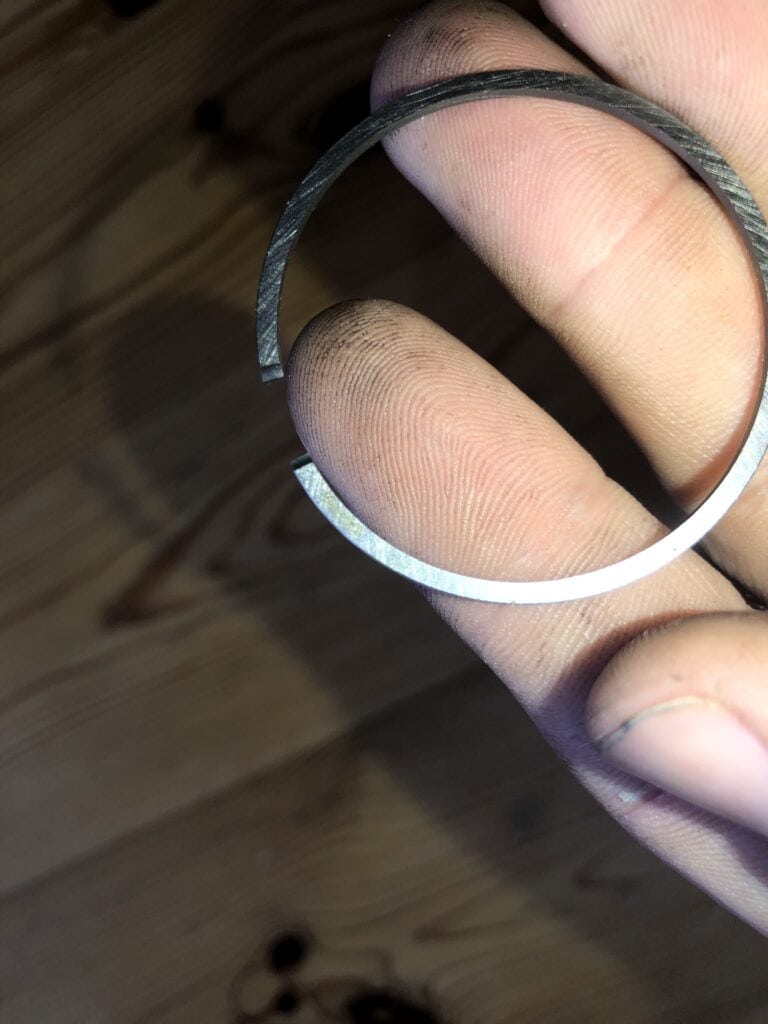 pierścień tłokowy