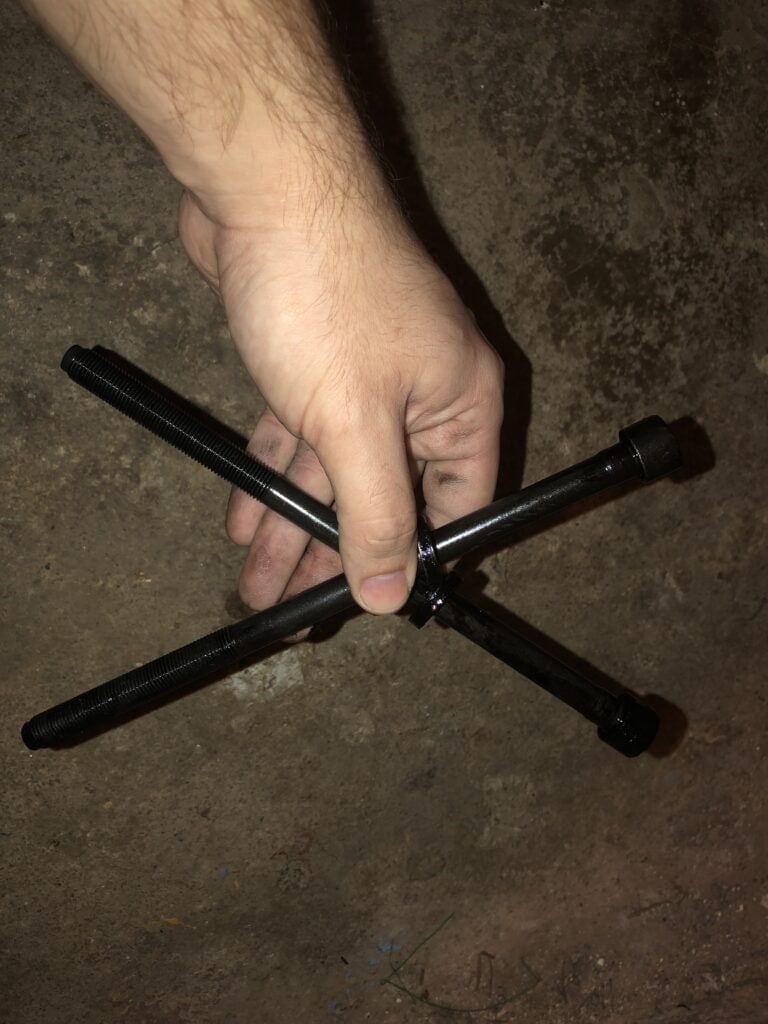 śruby głowicy silnika